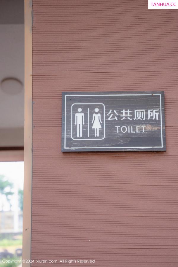   [XiuRen]高清写真图 2024.08.01 No.8948 拍黄瓜girl 制服美腿第10张图片